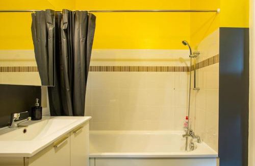 Vigneux-sur-Seine Apartment | Amour & Romance l Jacuzzi XXL l Table de massage