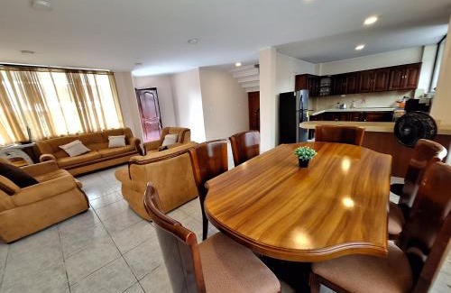 Santo Domingo de los Colorados Apartment | Amplio departamento con garage y cerca al Shopping