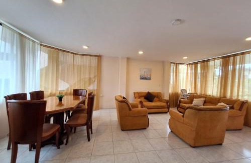 Santo Domingo de los Colorados Apartment | Amplio departamento con garage y cerca al Shopping