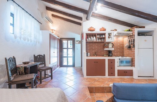 Egira House | Ampelos Estate –10+ people estate on private ranch