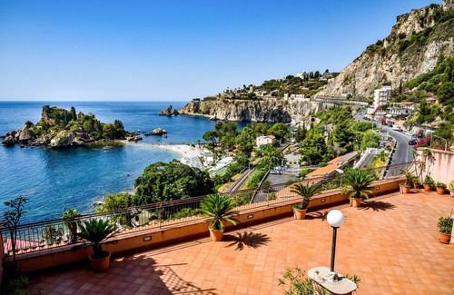Mazzaro Apartment | Ampio e Panoramico Appartamento a due Passi dal Mare, Vista Unica su Isolabella