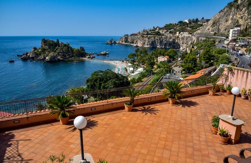 Mazzaro Apartment | Ampio e Panoramico Appartamento a due Passi dal Mare, Vista Unica su Isolabella