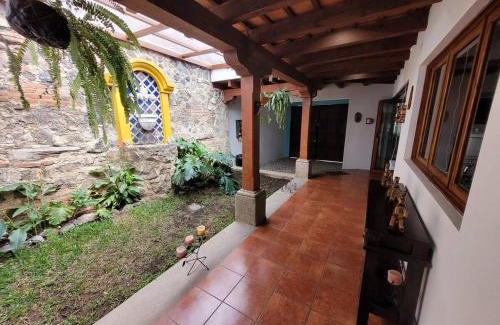 Antigua Guatemala House | Amplia casa Antigua Guatemala con pérgola y jardín
