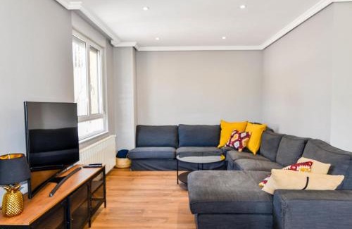 Puente Viesgo House | Amplia casa con piscina y zona de juegos