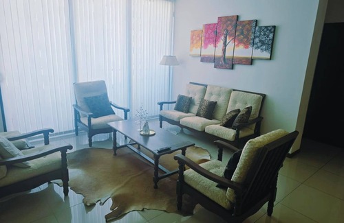 Santa Cruz Apartment | Amplio apartamento de 4 habitaciones con WiFi y AC en la encantadora Santa Cruz