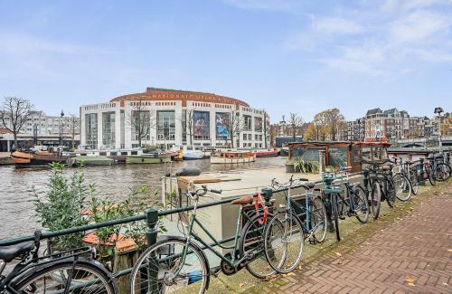 Grachtengordel-Zuid Apartment | Amstel Houseboat studio right across the Opera