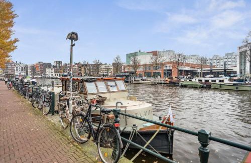 Grachtengordel-Zuid Apartment | Amstel Houseboat studio right across the Opera