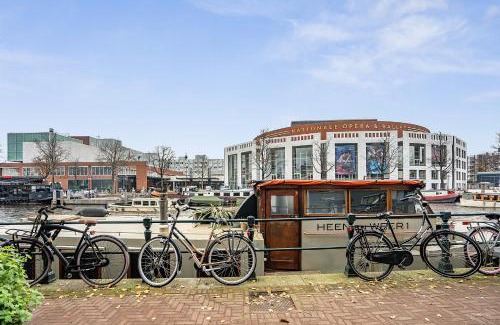 Grachtengordel-Zuid Apartment | Amstel Houseboat studio right across the Opera