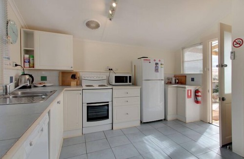 Moonah House | Amy Cottage - 3 bedroom/2 bathroom Centrally located for Shopping & Restaurants
