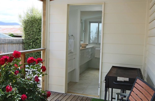 Moonah House | Amy Cottage - 3 bedroom/2 bathroom Centrally located for Shopping & Restaurants