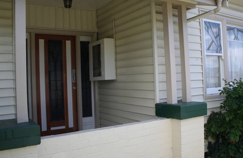 Moonah House | Amy Cottage - 3 bedroom/2 bathroom Centrally located for Shopping & Restaurants