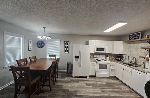 Brighton House | Amy's Country Cottage 3BR/2BA