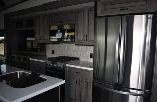 Mayfield Cabin | Amy's little fifth wheels welcome to stay!