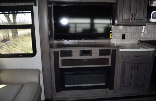 Mayfield Cabin | Amy's little fifth wheels welcome to stay!