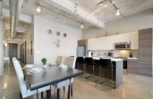 Downtown Dallas Apartment | Amyfinehouse | 2BR + Breakfast for 8 Guests +Valet