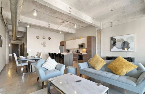 Downtown Dallas Apartment | Amyfinehouse | 2BR + Breakfast for 8 Guests +Valet