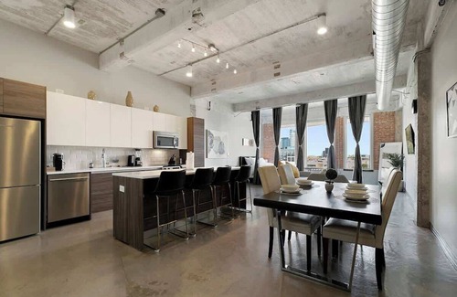 Downtown Dallas Apartment | Amyfinehouse | 2BR + Breakfast for 8 Guests +Valet