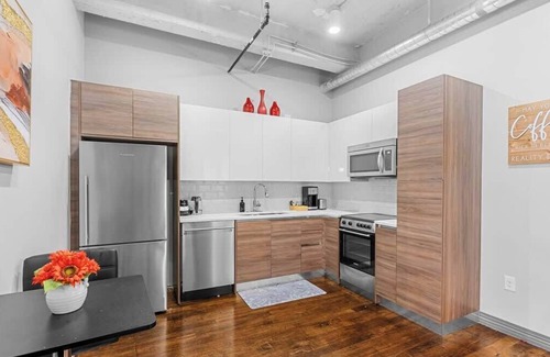 Downtown Dallas Apartment | Amyfinehouse | 2BR + Breakfast for 8 Guests +Valet