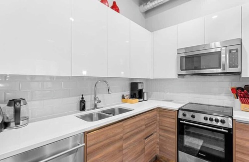 Downtown Dallas Apartment | Amyfinehouse | 2BR + Breakfast for 8 Guests +Valet