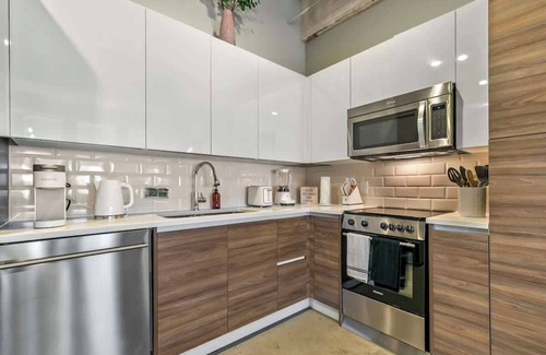 Downtown Dallas Apartment | Amyfinehouse | Breakfast+Valet+Modern City Retreat