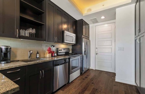 Uptown Apartment | Amyfinehouse |Cozy Studio|Pool+Patio+Wifi+Parking