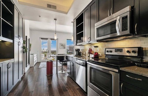 Uptown Apartment | Amyfinehouse |Cozy Studio|Pool+Patio+Wifi+Parking