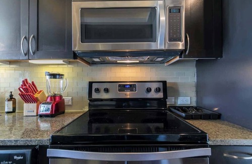 Uptown Apartment | Amyfinehouse |Cozy Studio|Pool+Patio+Wifi+Parking