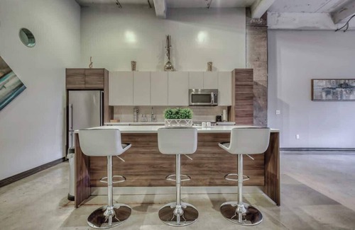 Downtown Dallas Apartment | Amyfinehouse | Free Breakfast for 8 Guests + Valet