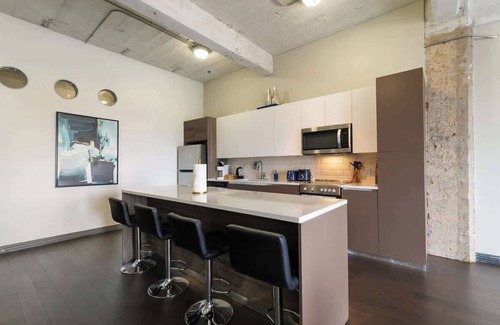 Downtown Dallas Apartment | Amyfinehouse | Free Breakfast for 8 Guests + Valet