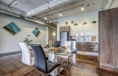 Downtown Dallas Apartment | Amyfinehouse |Modern 2BR Loft|Pool+Views+Gym+Valet