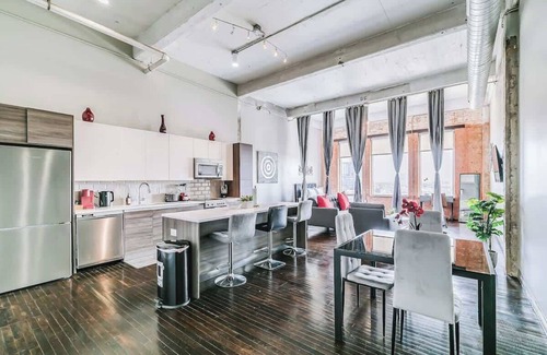 Downtown Dallas Apartment | Amyfinehouse |Modern 2BR Loft|Pool+Wifi+Desk+Valet