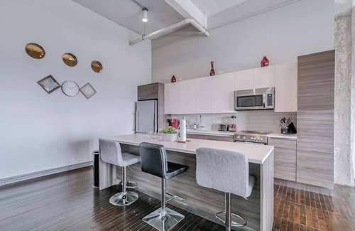Downtown Dallas Apartment | Amyfinehouse |Modern 2BR Loft|Pool+Wifi+Desk+Valet