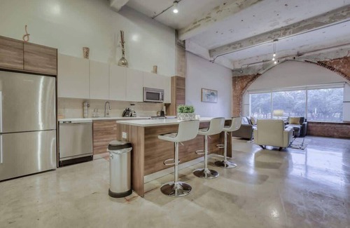 Downtown Dallas Apartment | Amyfinehouse |Spacious 2BR Loft |Pool+Wifi+Valet