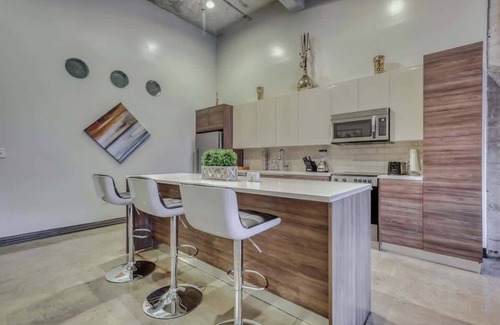 Downtown Dallas Apartment | Amyfinehouse |Spacious 2BR Loft |Pool+Wifi+Valet