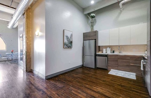Downtown Dallas Apartment | Amyfinehouse|Spacious 2BR Loft|Pool+Desk+Valet