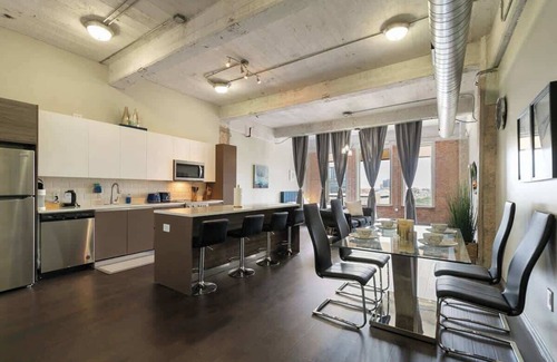 Downtown Dallas Apartment | Amyfinehouse|Spotless 2BR Loft|Pool+Desk+Valet+Gym