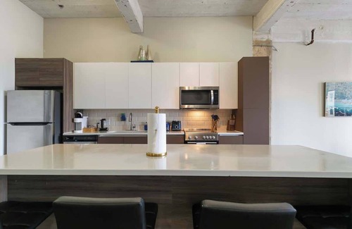 Downtown Dallas Apartment | Amyfinehouse|Spotless 2BR Loft|Pool+Desk+Valet+Gym