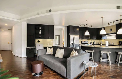 Uptown Apartment | Amyfinehouse |Walkable 3BR Apt| Pool+Desk+Wifi+Gym
