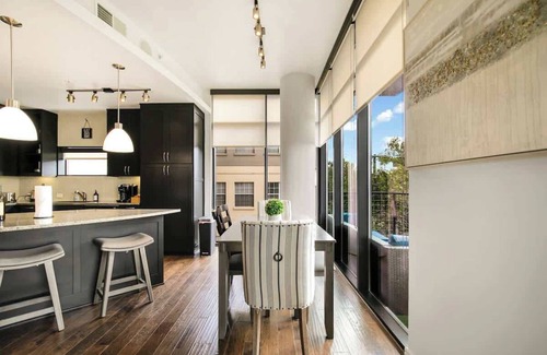 Uptown Apartment | Amyfinehouse |Walkable 3BR Apt| Pool+Desk+Wifi+Gym