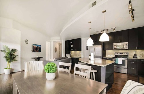 Uptown Apartment | Amyfinehouse |Walkable 3BR Apt| Pool+Desk+Wifi+Gym