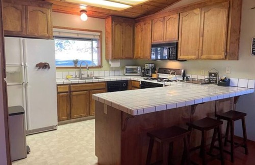 Arnold House | An Acre of Nature ~ central AC & beautiful deck!