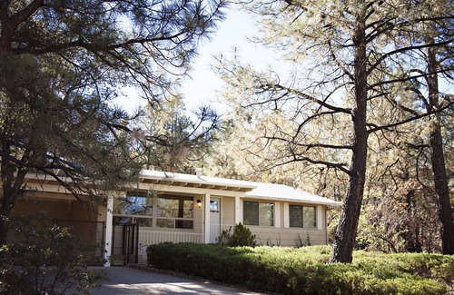 Mountain Club Cottage | An Adorable House in the cool Pines And Only 5 Minutes From Courthouse Square