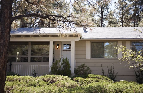 Mountain Club Cottage | An Adorable House in the cool Pines And Only 5 Minutes From Courthouse Square