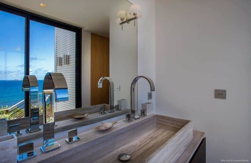 Anse des Cayes Villa | An all around modern glass villa with an amazing panoramic view