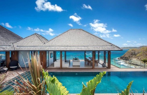 Anse des Cayes Villa | An all around modern glass villa with an amazing panoramic view