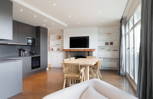 Paris City Center Apartment | An Amazing 2-BR/1BA Duplex au Quai des Orfèvres