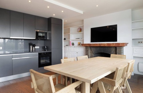 Paris City Center Apartment | An Amazing 2-BR/1BA Duplex au Quai des Orfèvres
