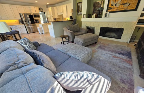 Rancho Penasquitos House | An Artist's Dream 3-Bedroom Retreat with Pool, Hot Tub, Firepit, BBQ island