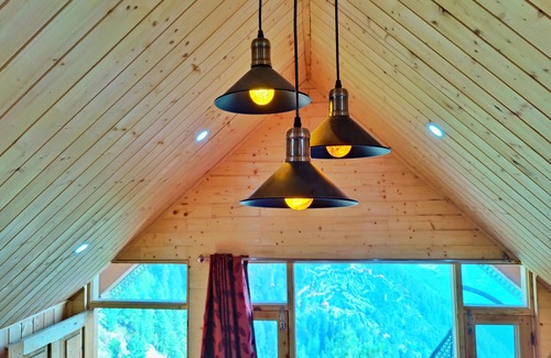 Narkanda Cottage | An Attic Magical Space -Duplex Room- King size bed
