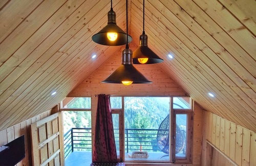 Narkanda Cottage | An Attic Magical Space -Duplex Room- King size bed